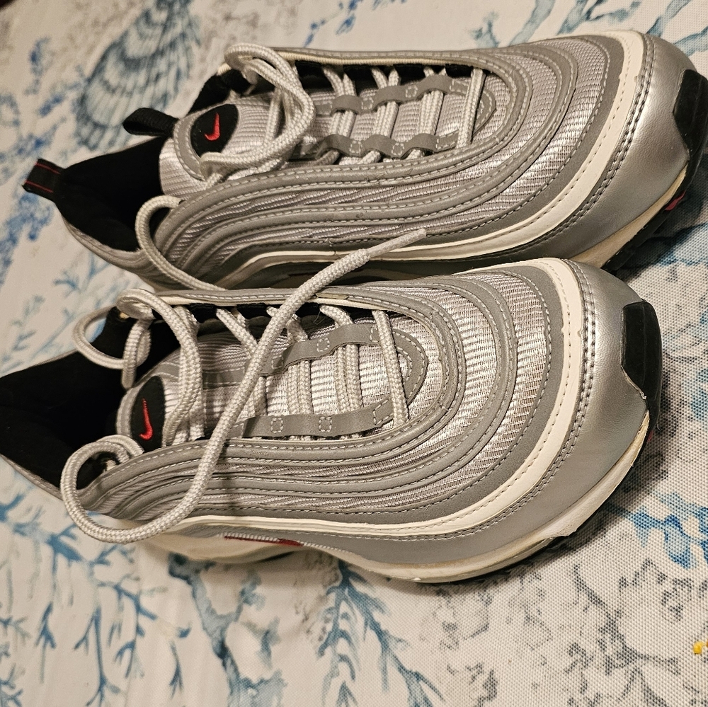 Nike Air Max Silver and White with Red Accents. Nebv